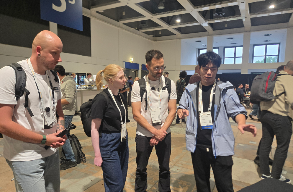 Live gesture demo at the booth